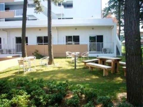 建物の前に駐車場スペースのある施設の外観