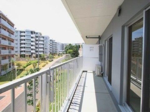 整備された通りに面したベランダ