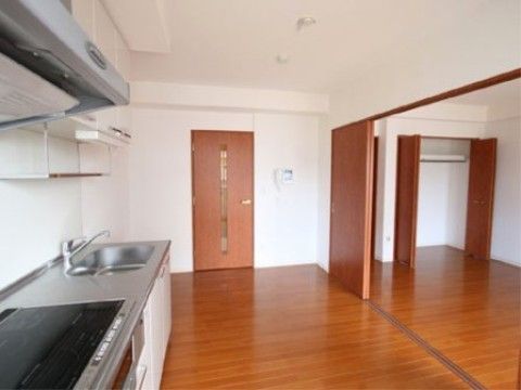 クローゼットやキッチンを備えたフローリングの居室