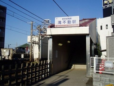 駅名の付いた看板のある駅の入り口
