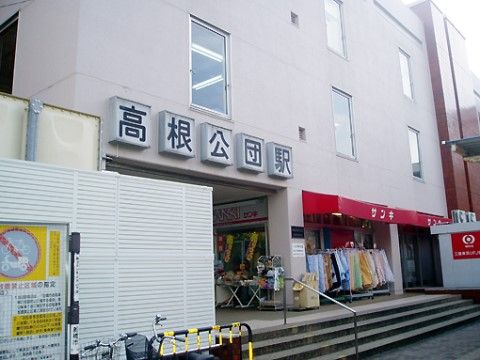 1階にお店が入っている駅ビルの出入り口