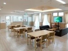 大きなテレビが置かれているリビングダイニングにはダイニングテーブルやソファがある。