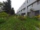 緑に囲まれた建物の外観