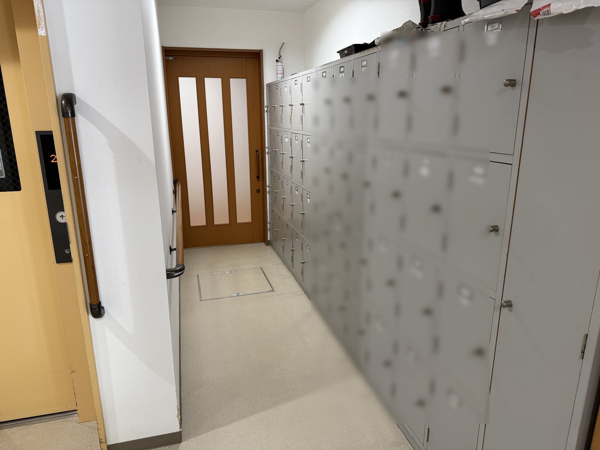 ロッカーとエレベーターの廊下