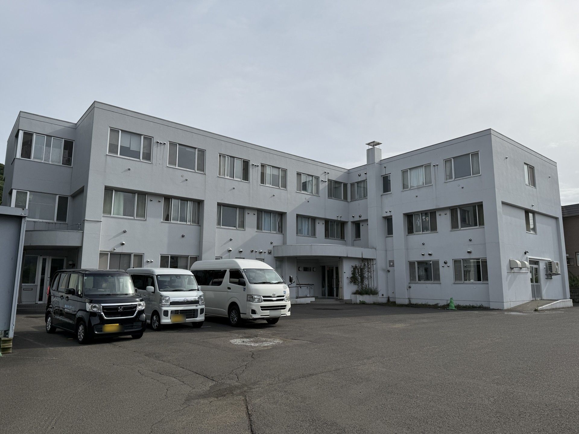 白い建物の外観