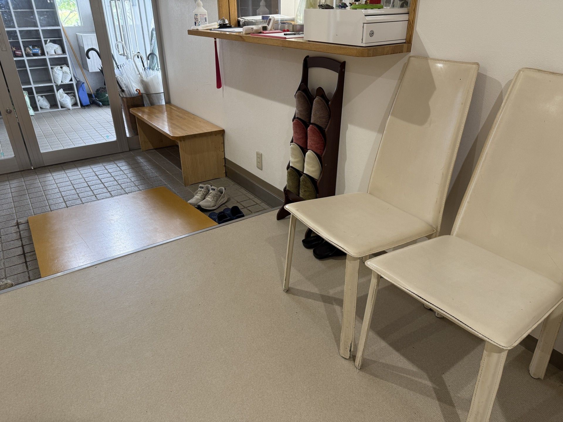 靴箱と椅子のある玄関