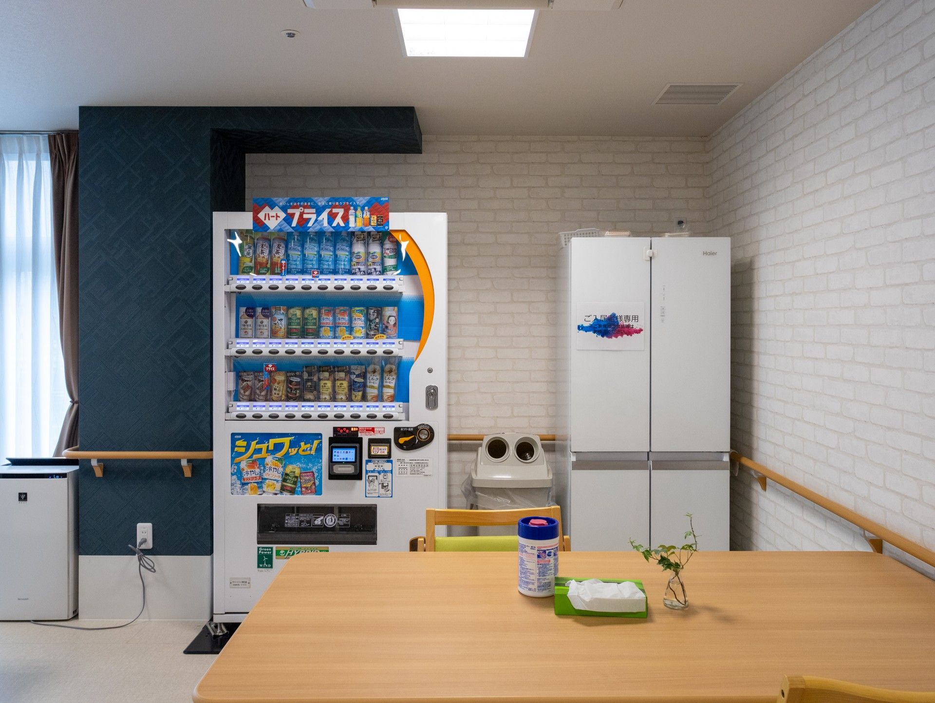 飲み物販売機と冷蔵庫