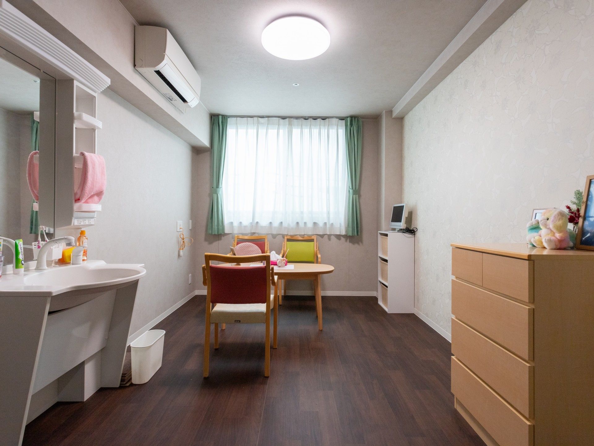 明るい個室の様子