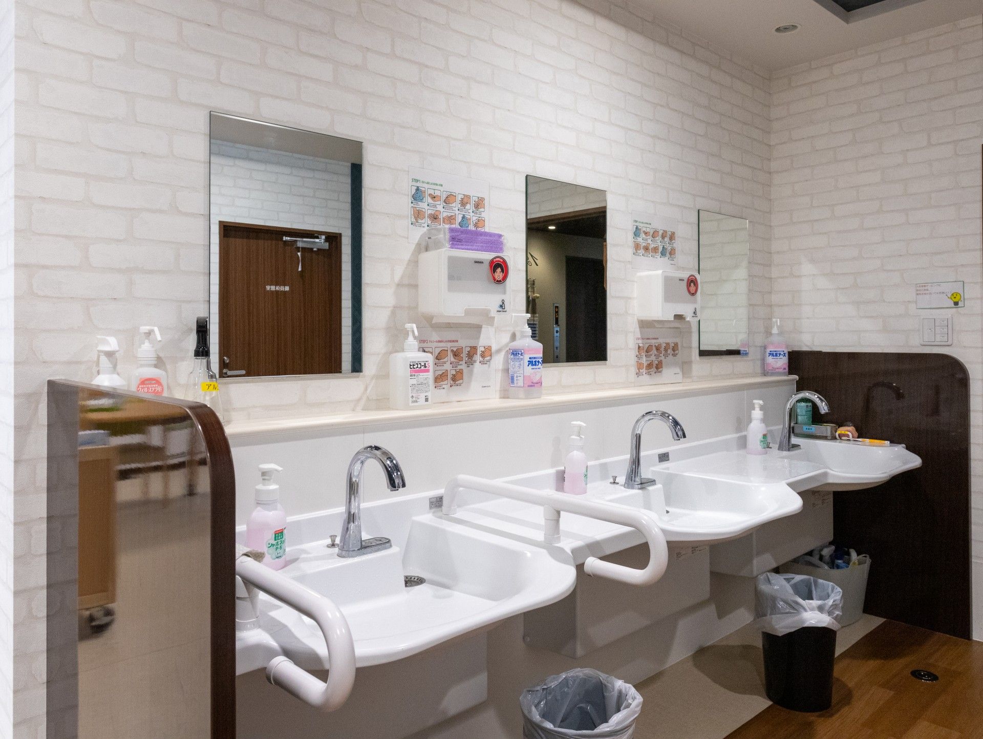 清潔な洗面台の様子