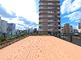 都市の中の広々とした屋上庭園