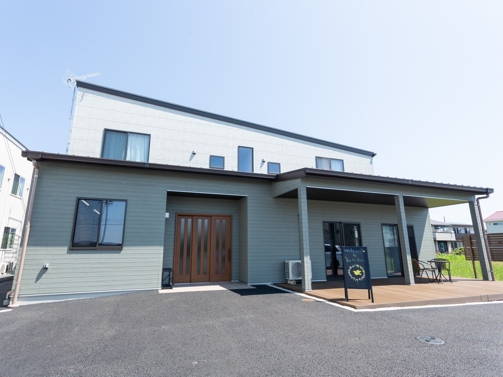 広い入口の施設