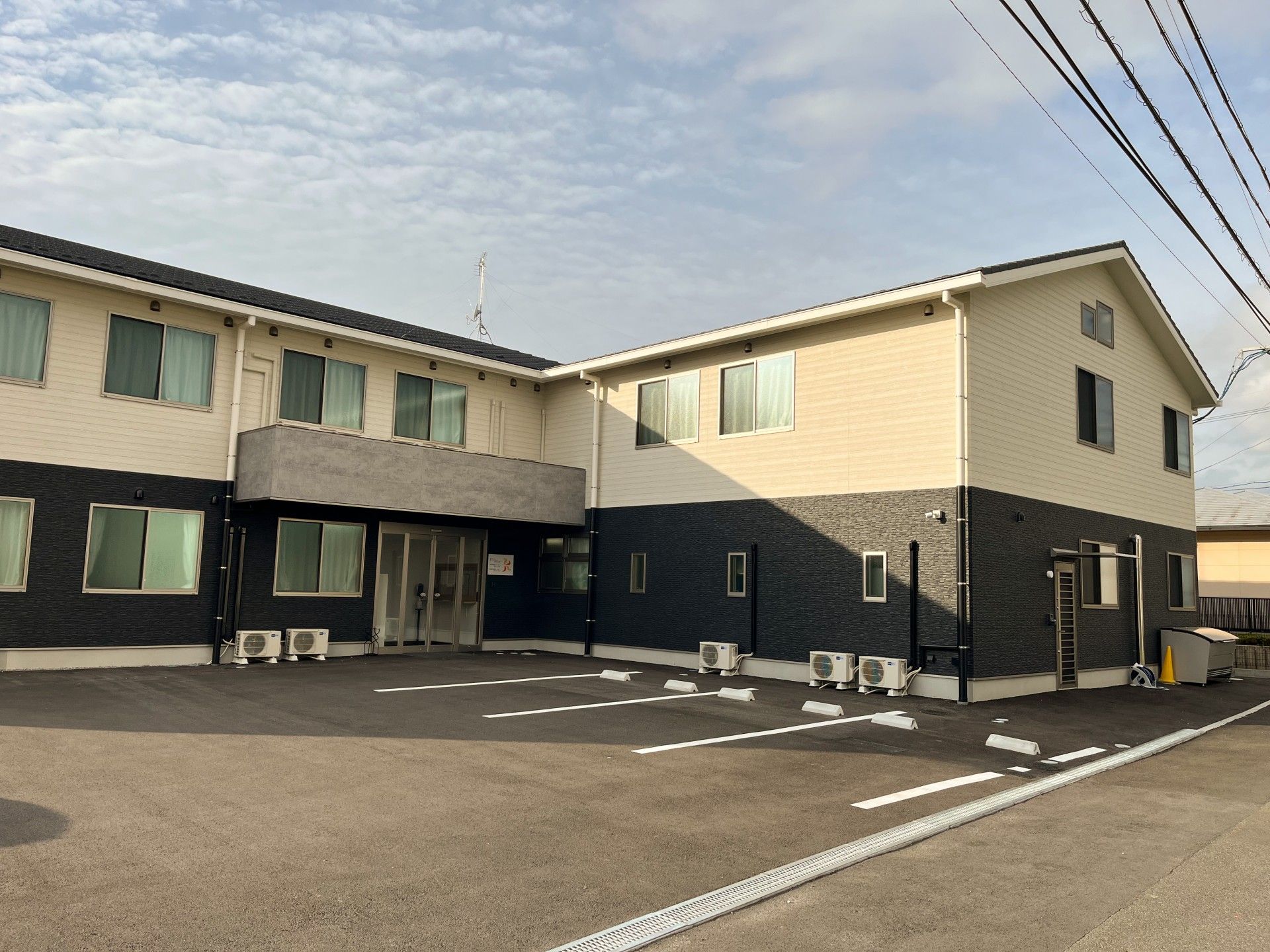 ゆったりとした外観の建物