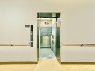 手すり付きエレベーター入口