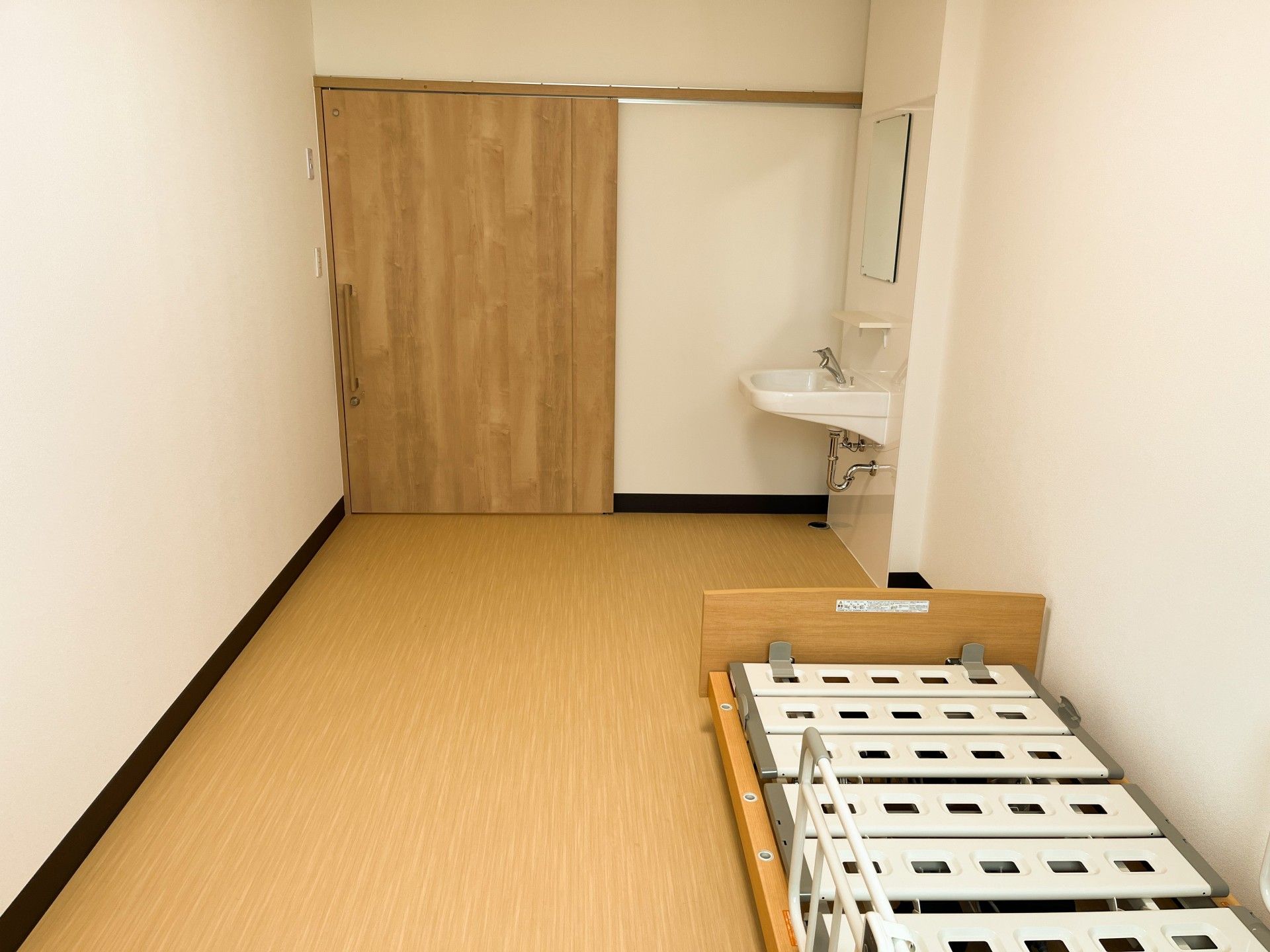 洋室のシンプルな居室