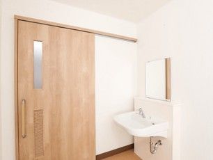 シンプルな個室の洗面台