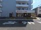 落ち着いた外観の建物正面