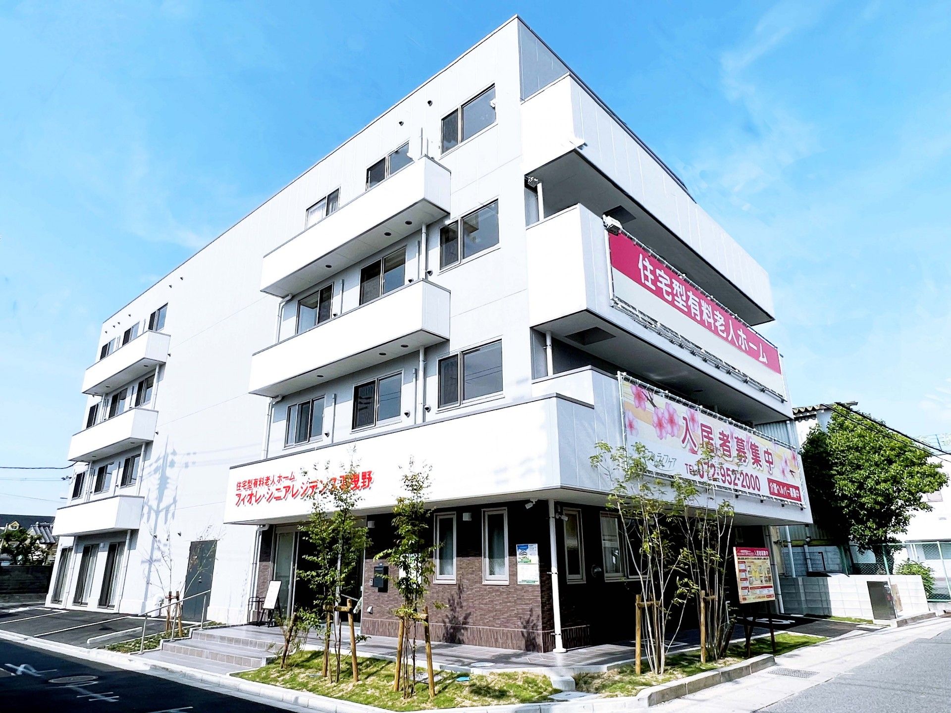 薬を飲もうとしている高齢女性とコップを持って待っているエプロンを付けた女性スタッフ。
