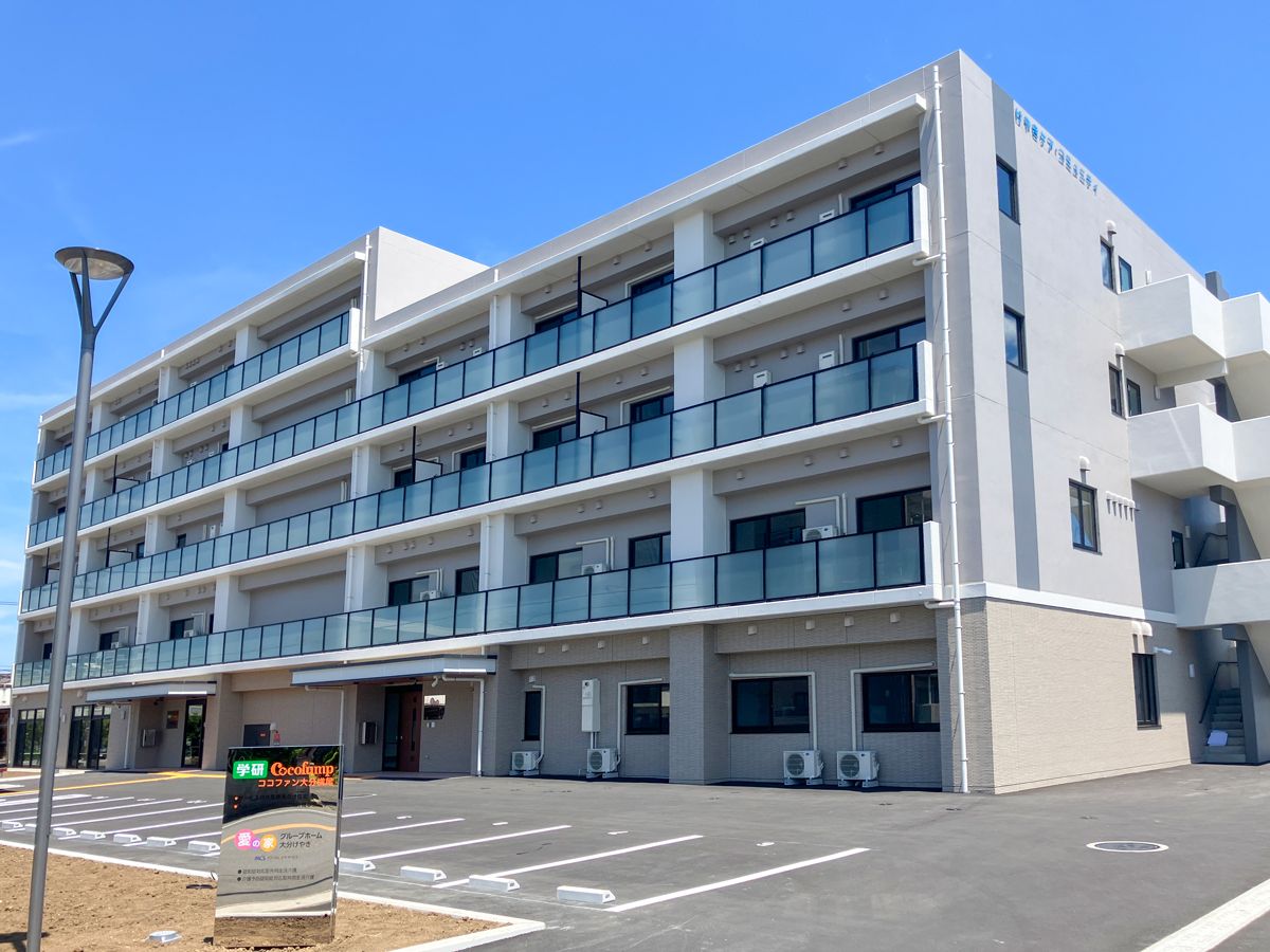 日当たりのいい場所に建っている木造平屋建ての建物の玄関先には手すり付きのスロープが付いている。