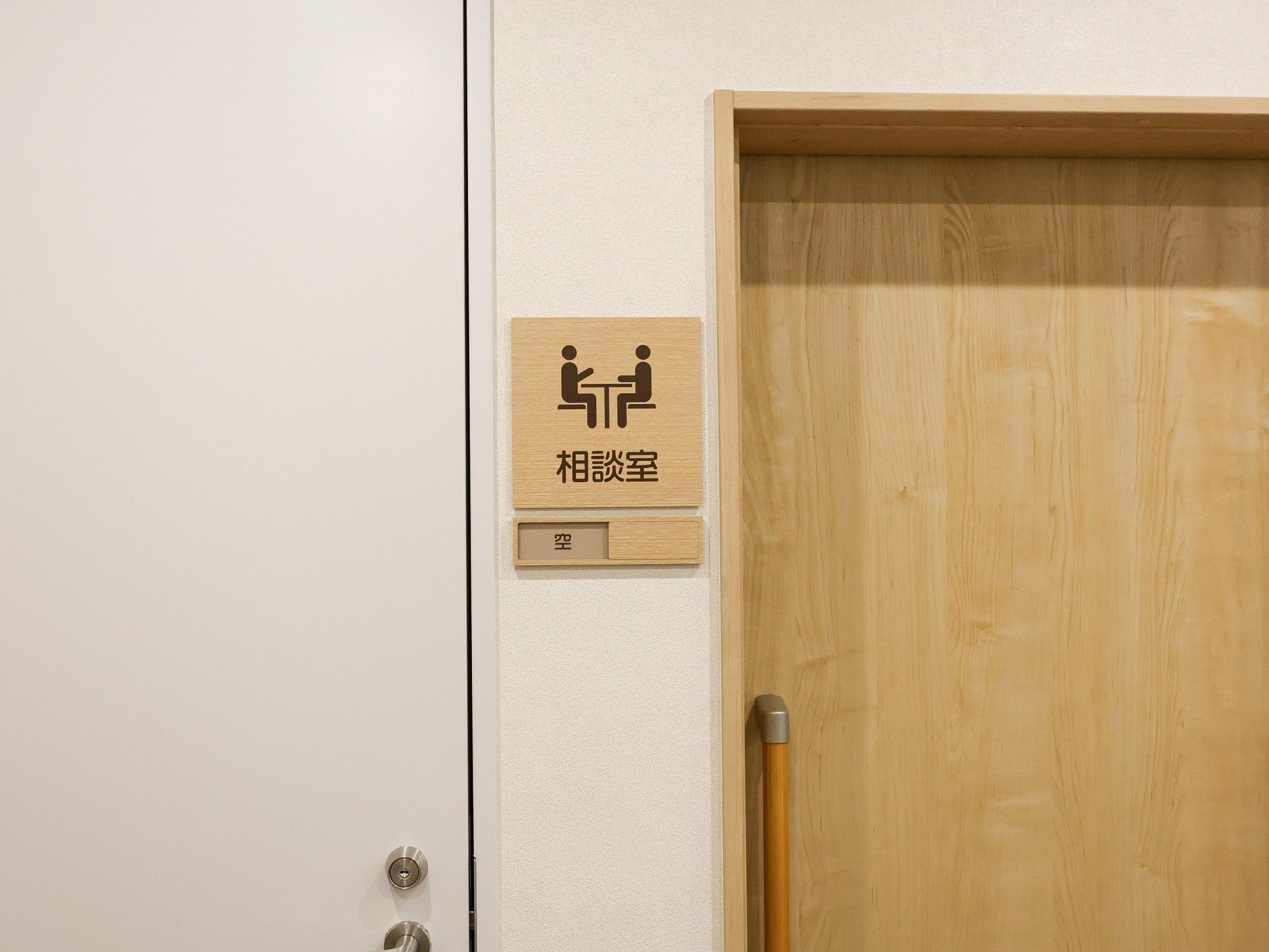 清潔感ある休憩室の入口