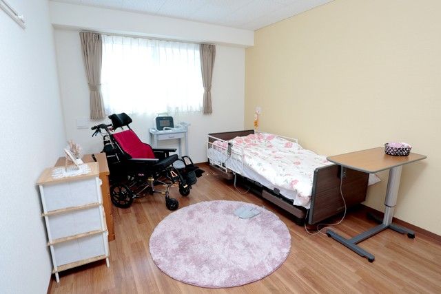 明るい個室の居室