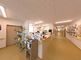 明るい廊下と受付のある空間