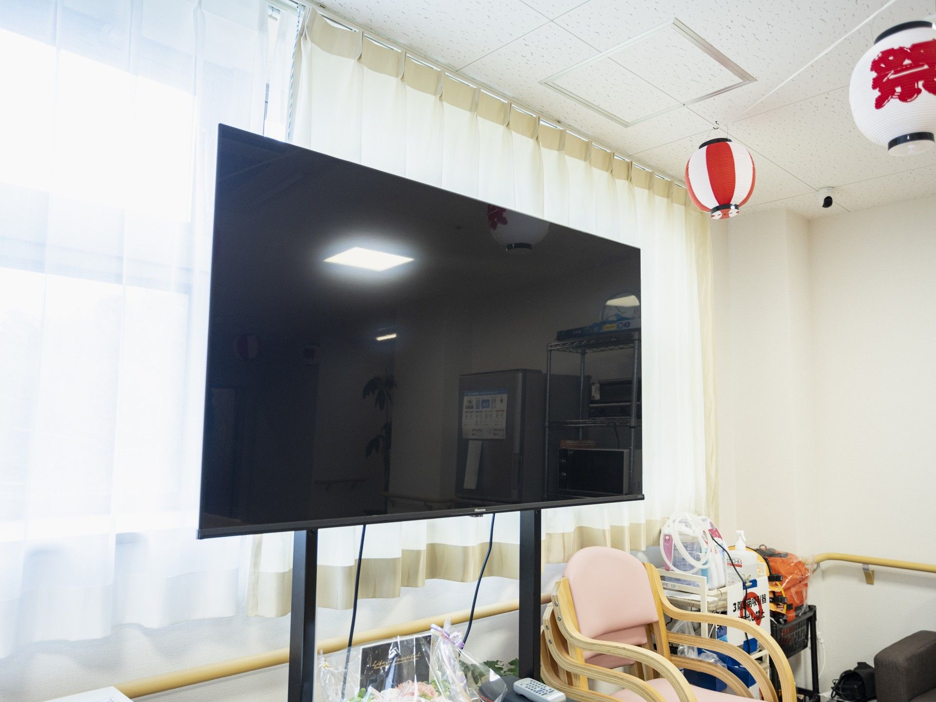 車いすの女性と医療スタッフ