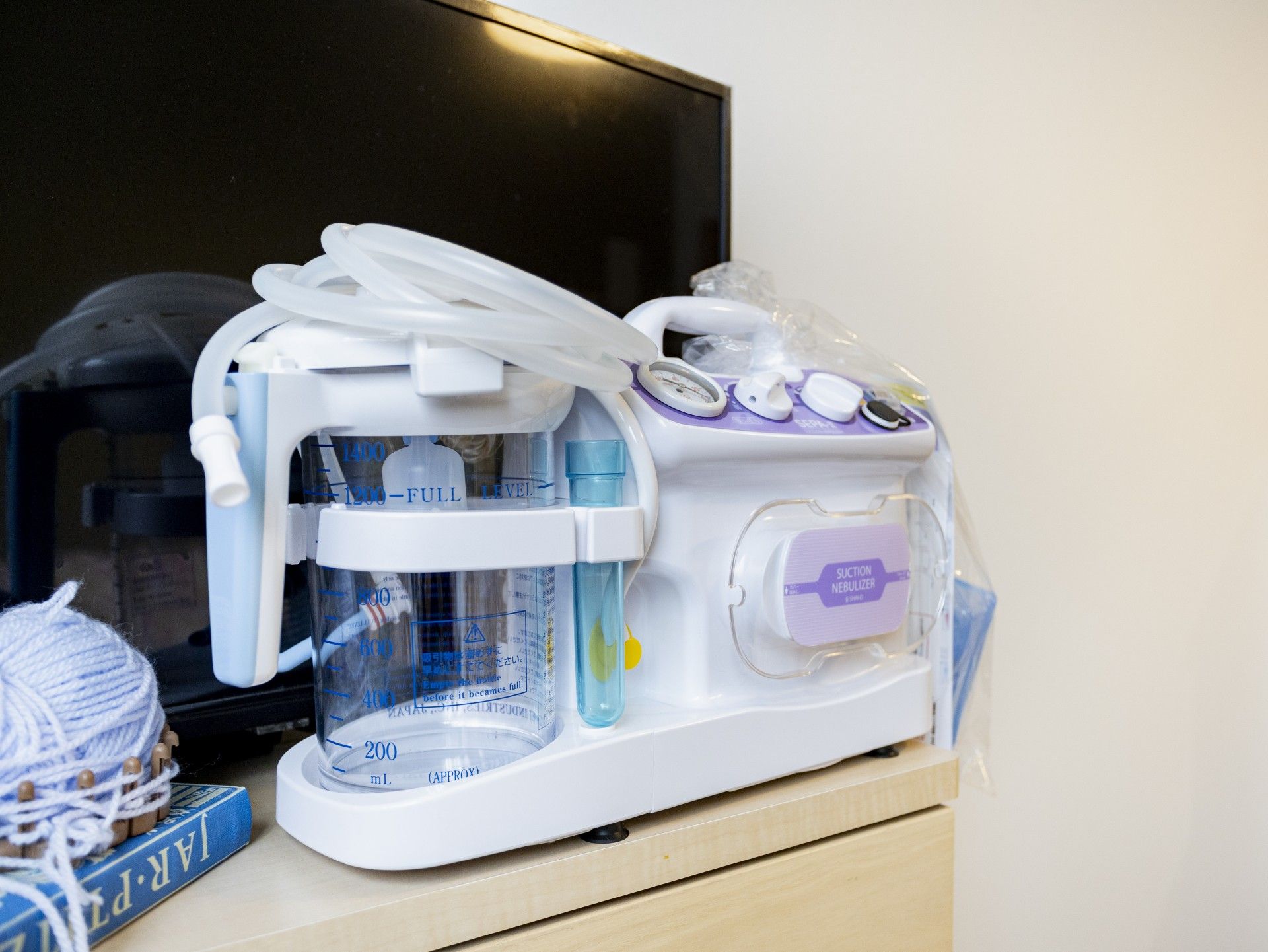 吸引器と編み物の棚