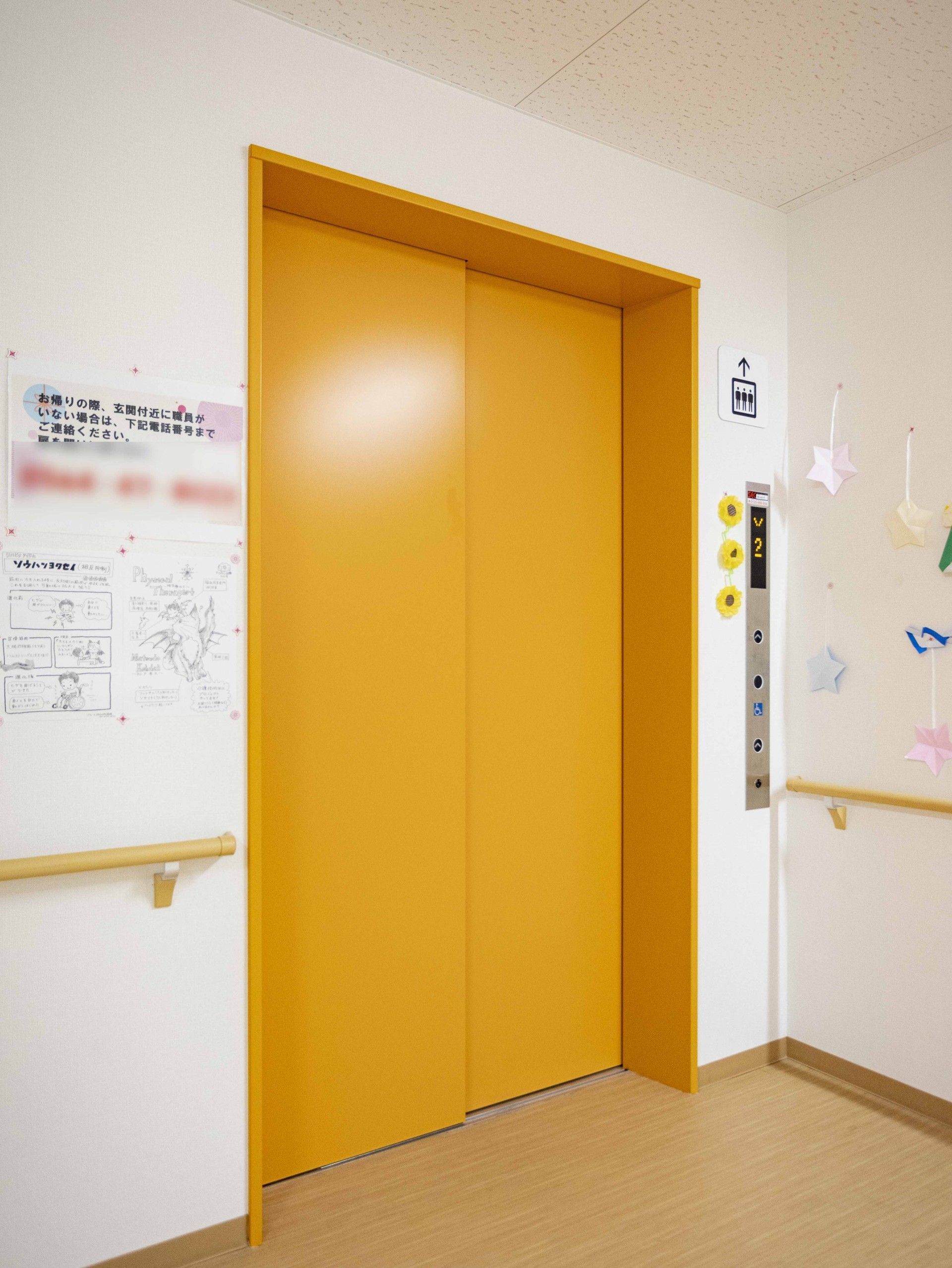 明るい色のエレベーター