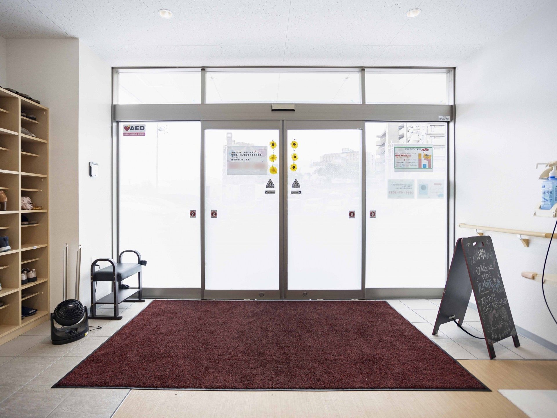 新聞を読む高齢の男性