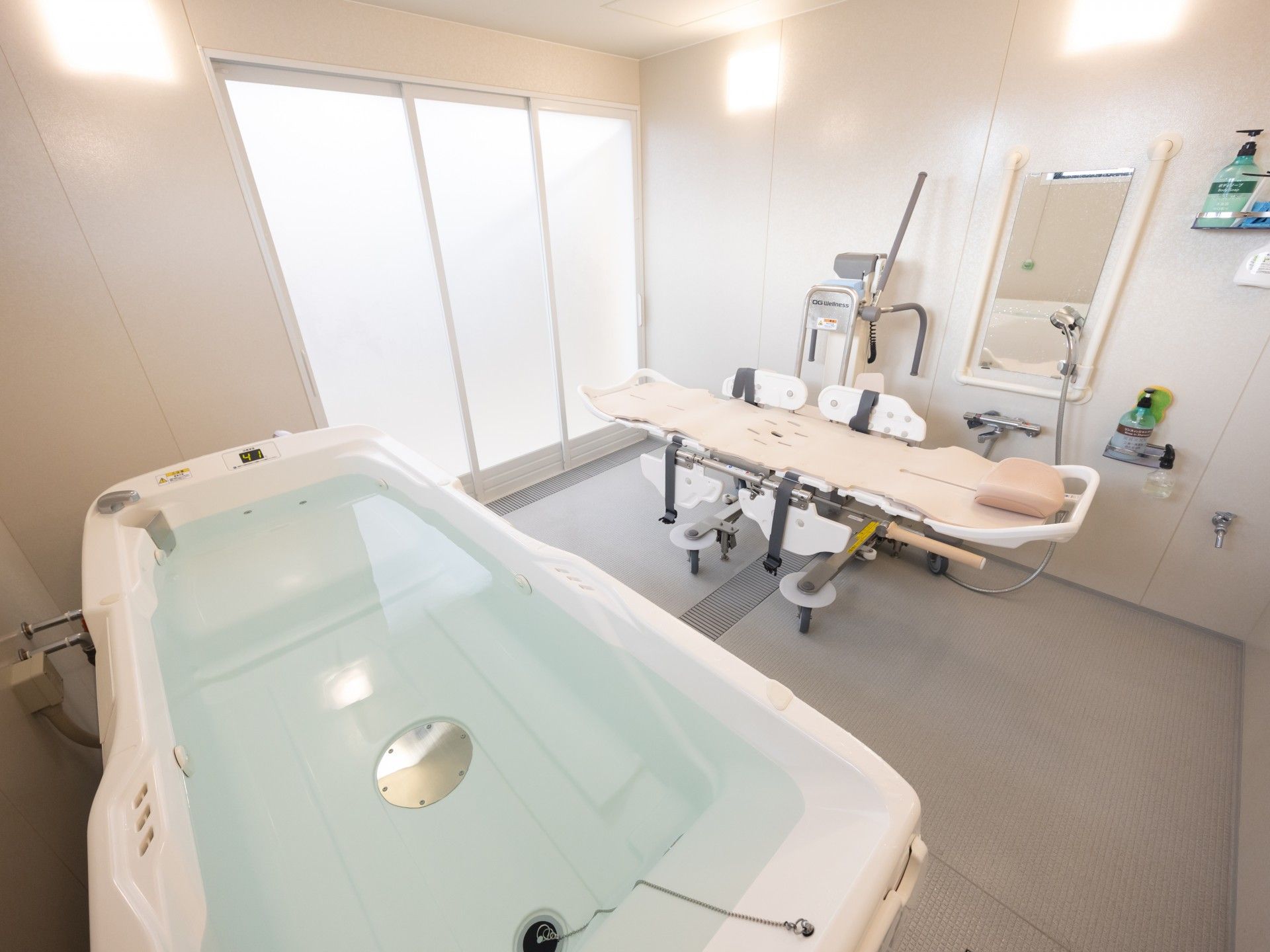 車いすに座る女性と介助者