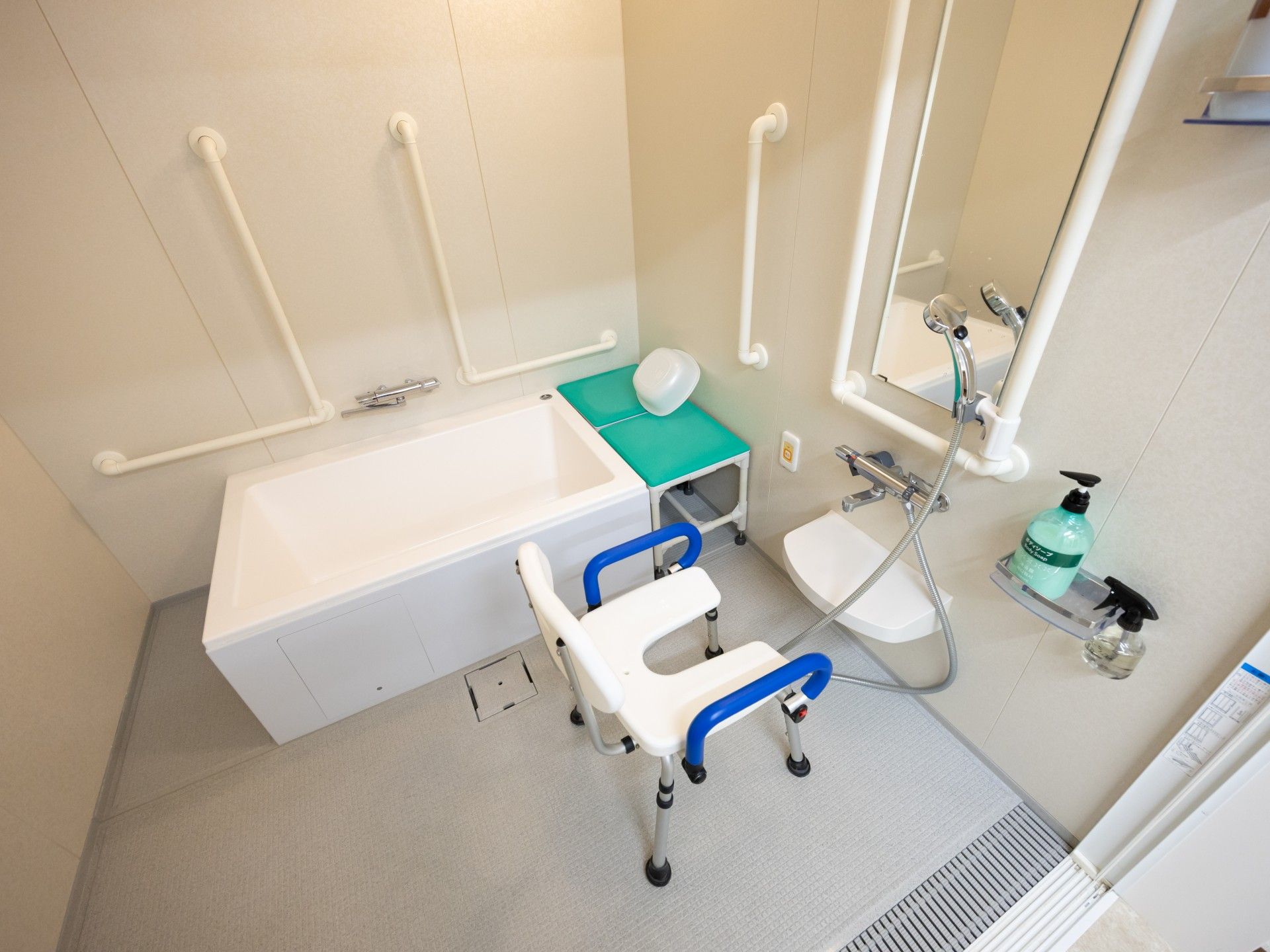 手すり付きの浴室