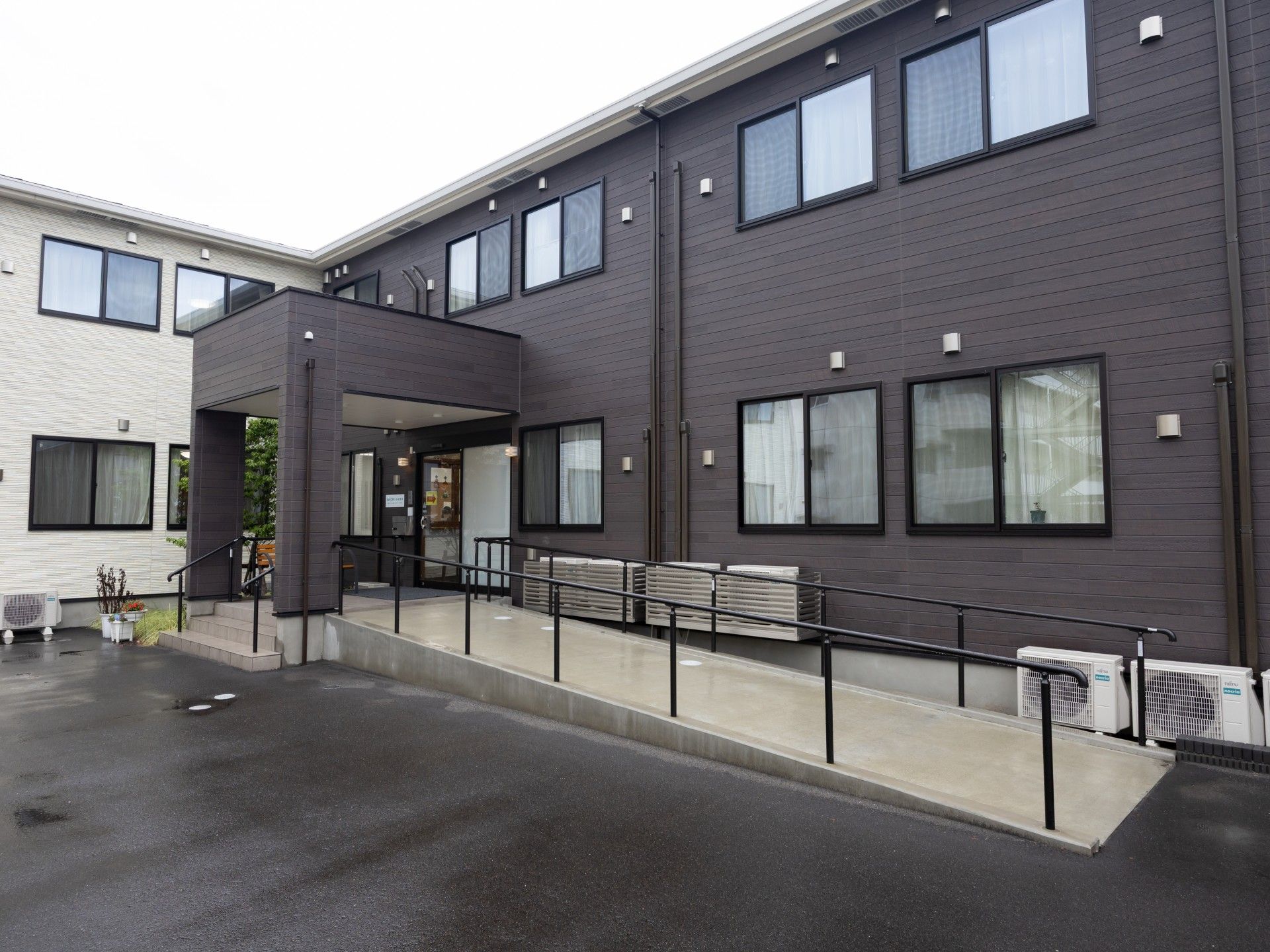 コーヒーを飲みながら新聞を読む男性