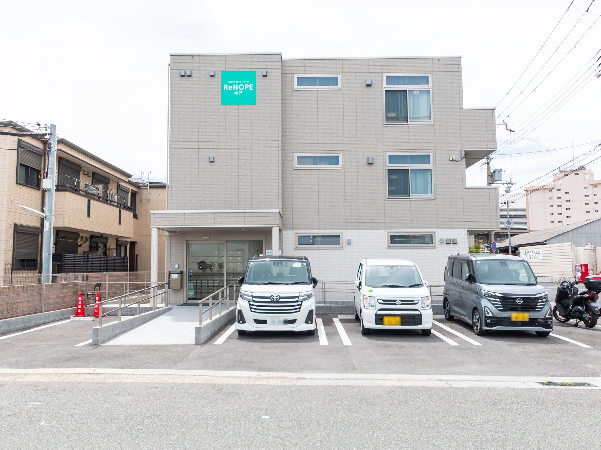 駐車場と建物の外観