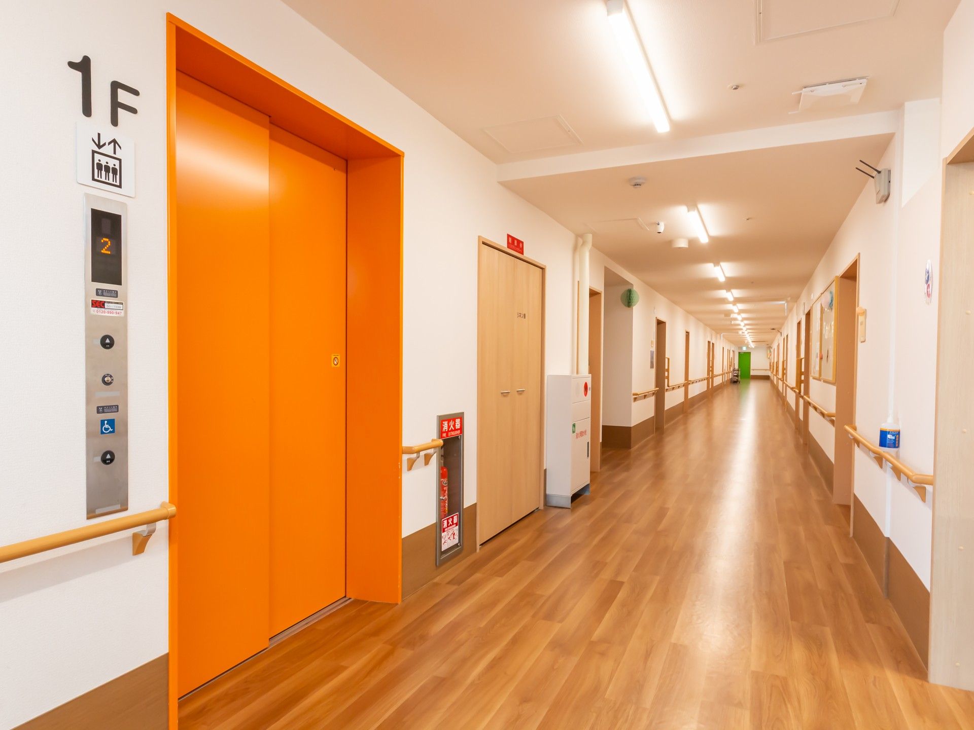 明るい廊下とエレベーター