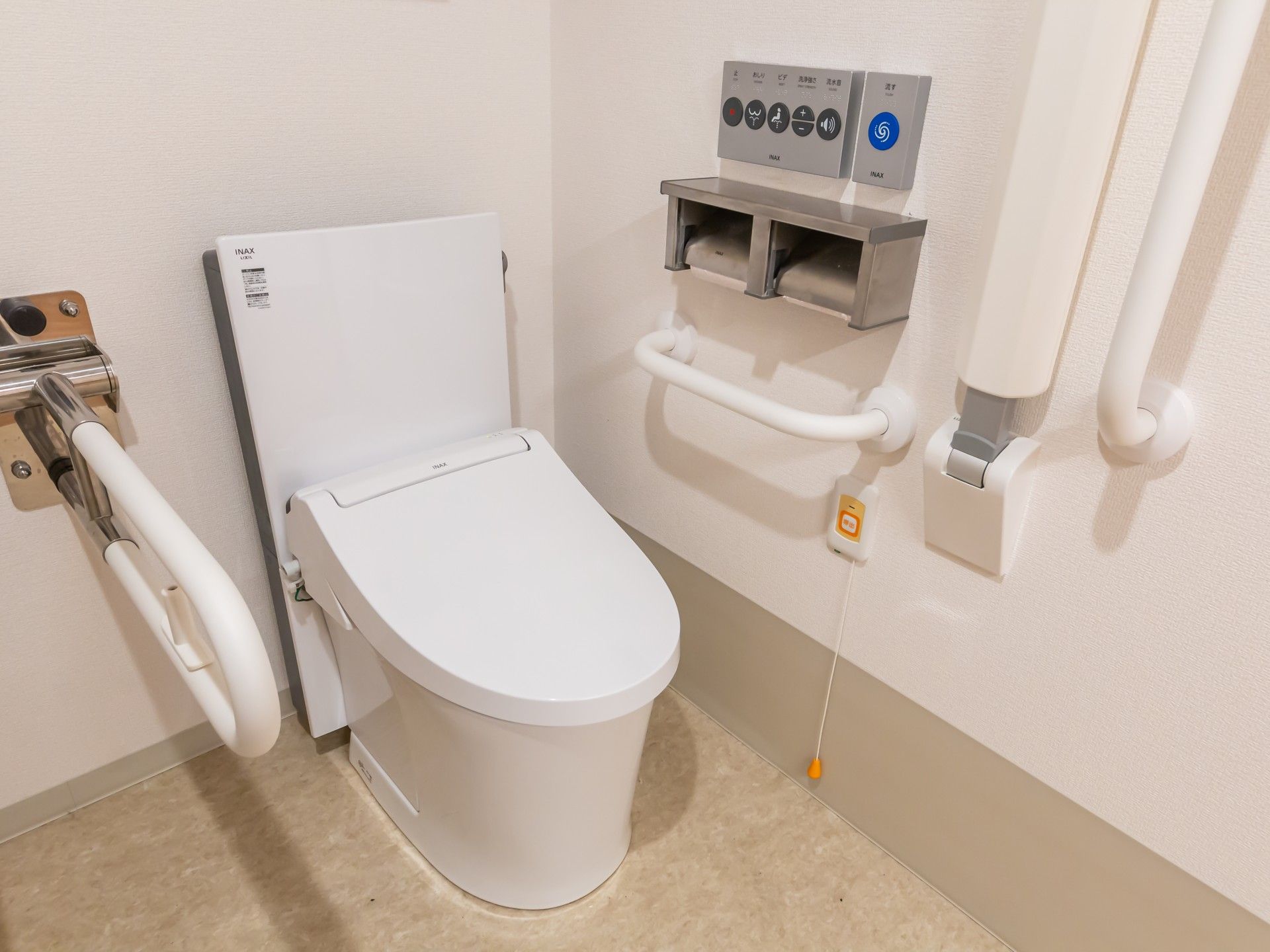 手すり付きのトイレ