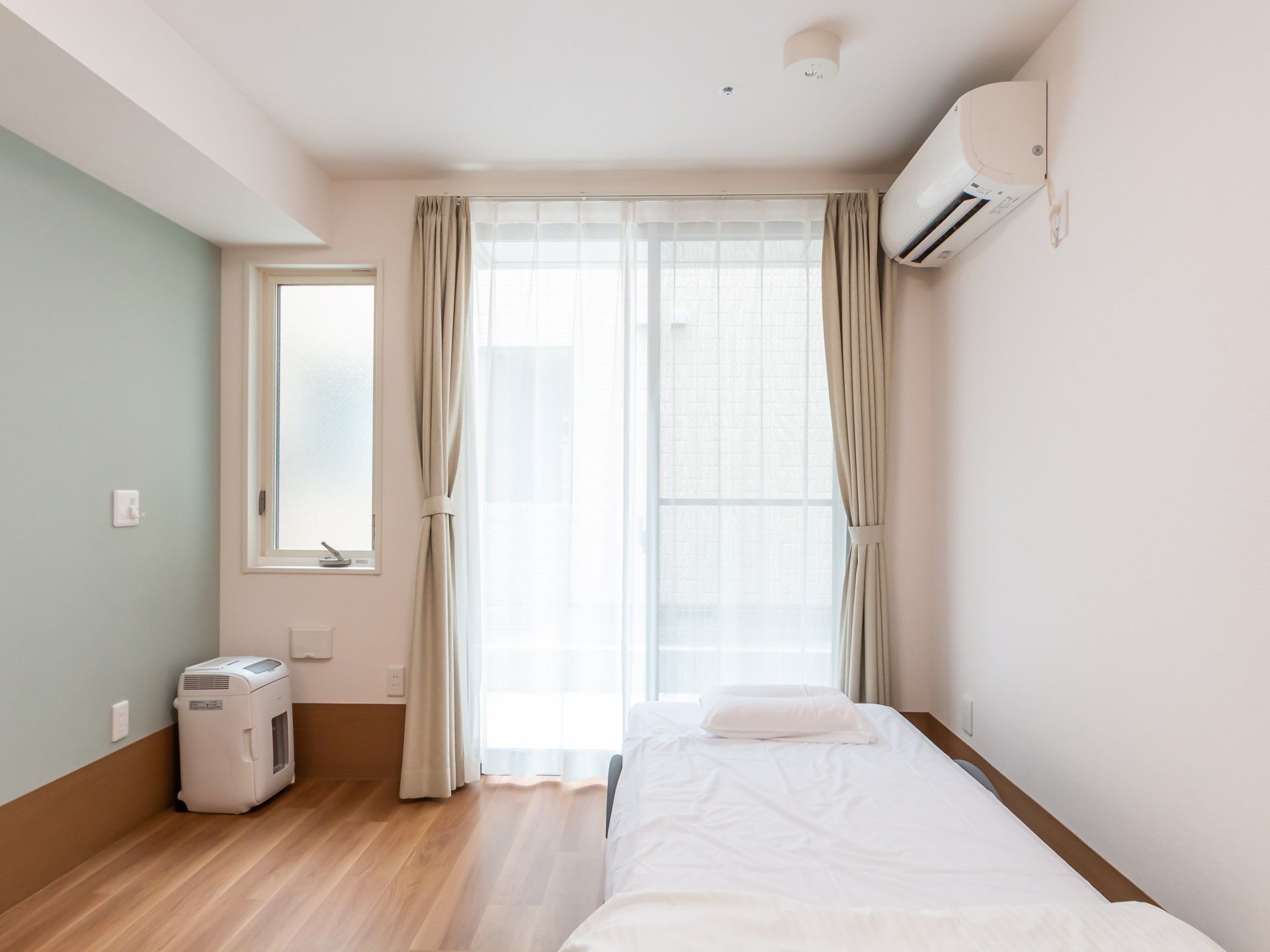 明るい個室のベッドルーム