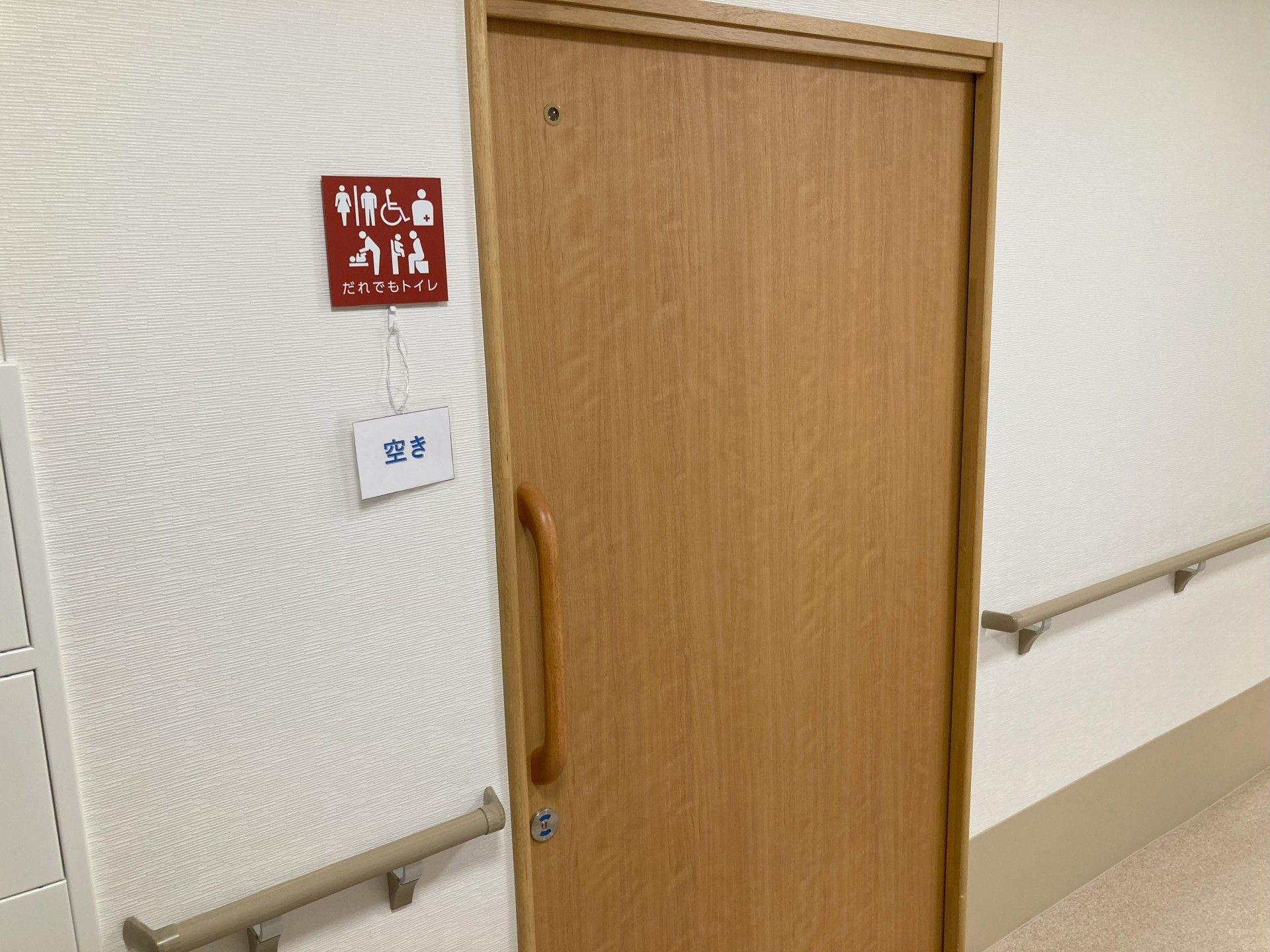 手すり付き廊下の木製扉