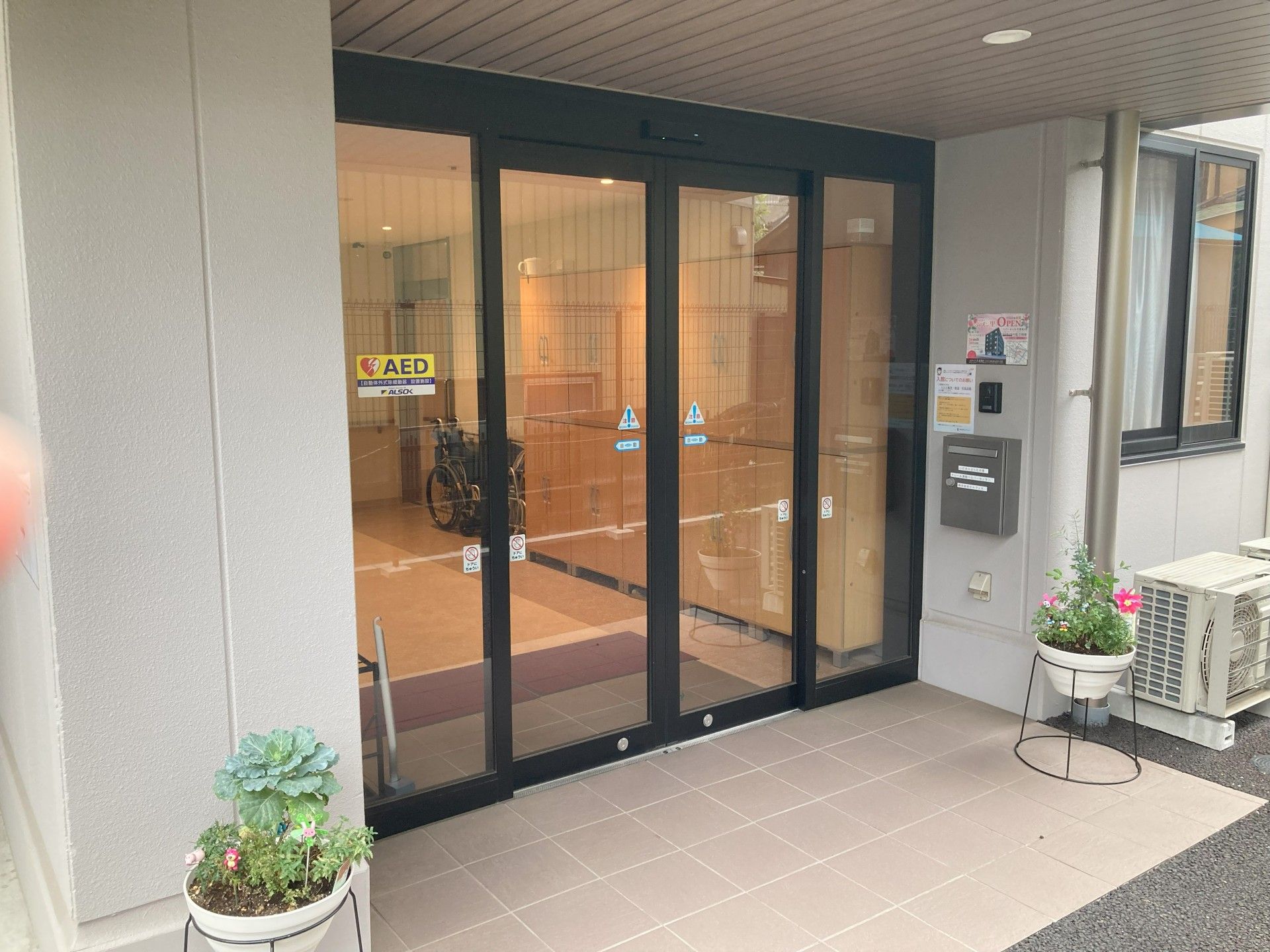 入口の明るいエントランス