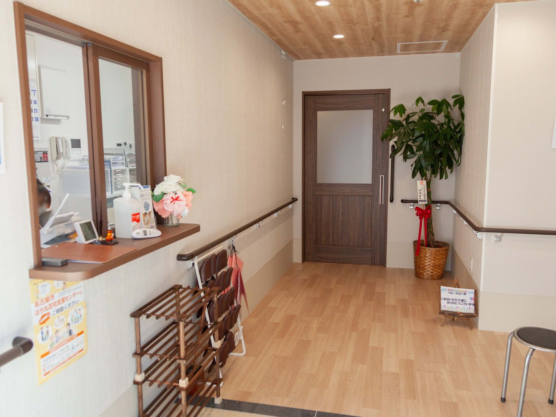 受付台には、時計や消毒液、造花が飾られている