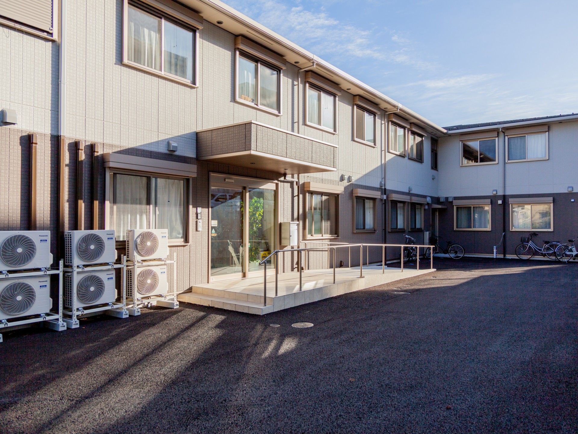 白とベージュの2階建ての建物