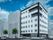 街角に立つ白い建物