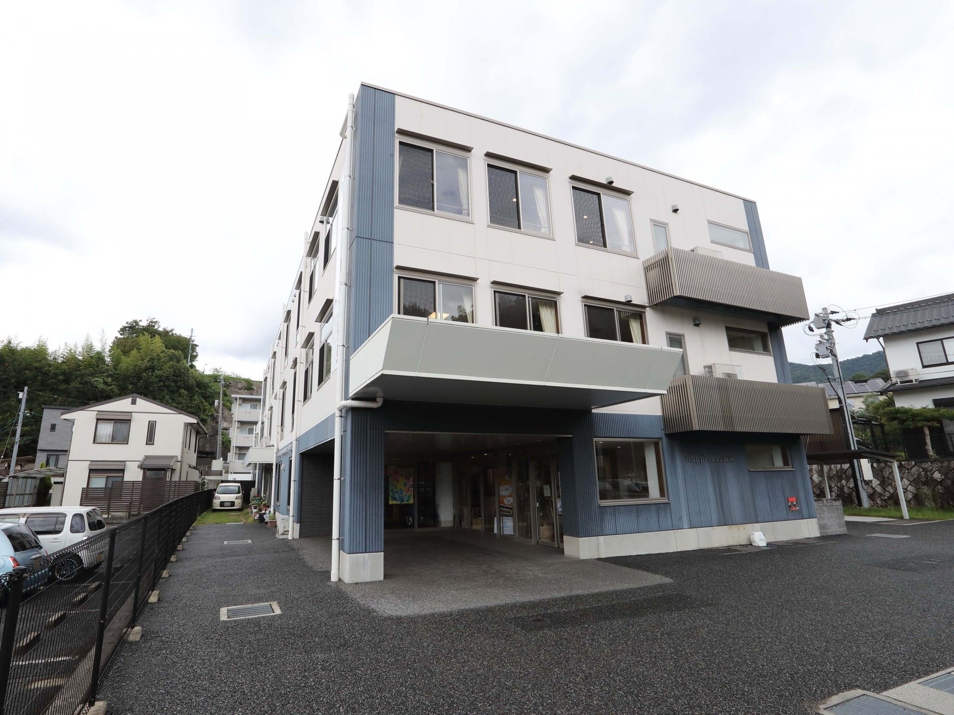 白と青の3階建ての建物