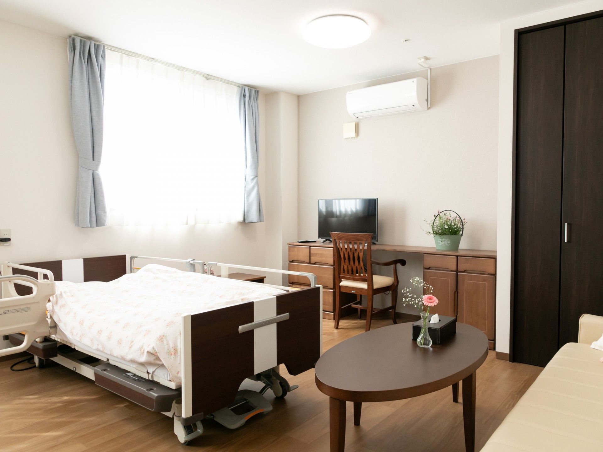 大きなソファーとテレビやテーブル、ベッドが置かれている広いお部屋