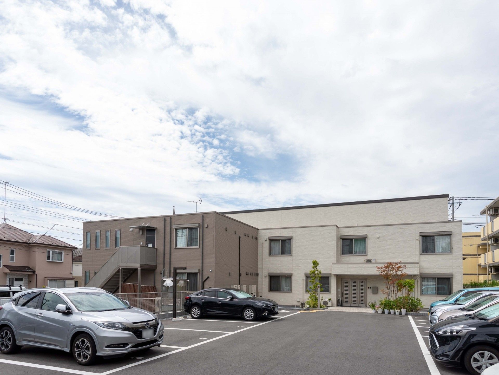 広々とした駐車場の施設