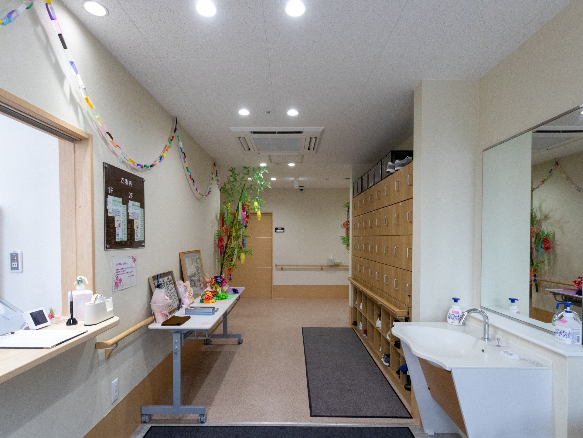 明るい受付と廊下の風景