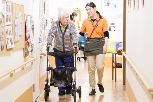 入居者様とスタッフ・1