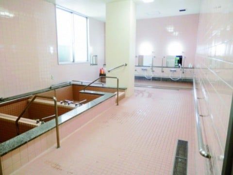 広々とした浴室設備