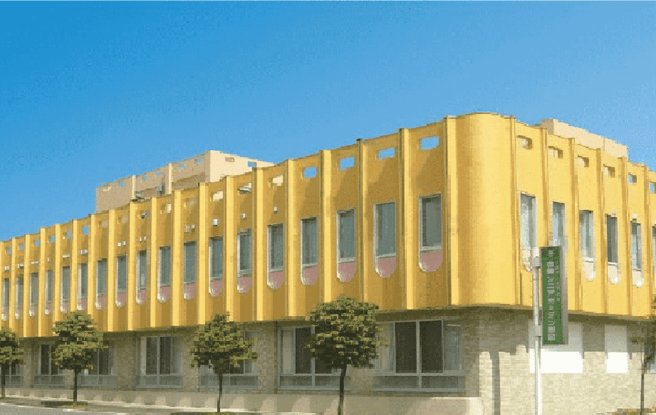 明るい外観の建物