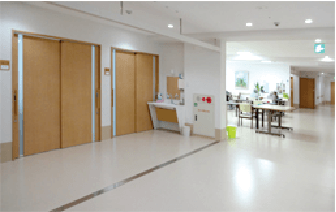 広々とした明るい廊下