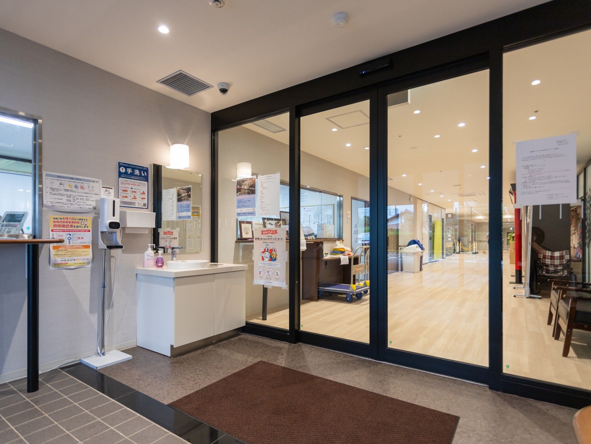 手洗い場と広い入口
